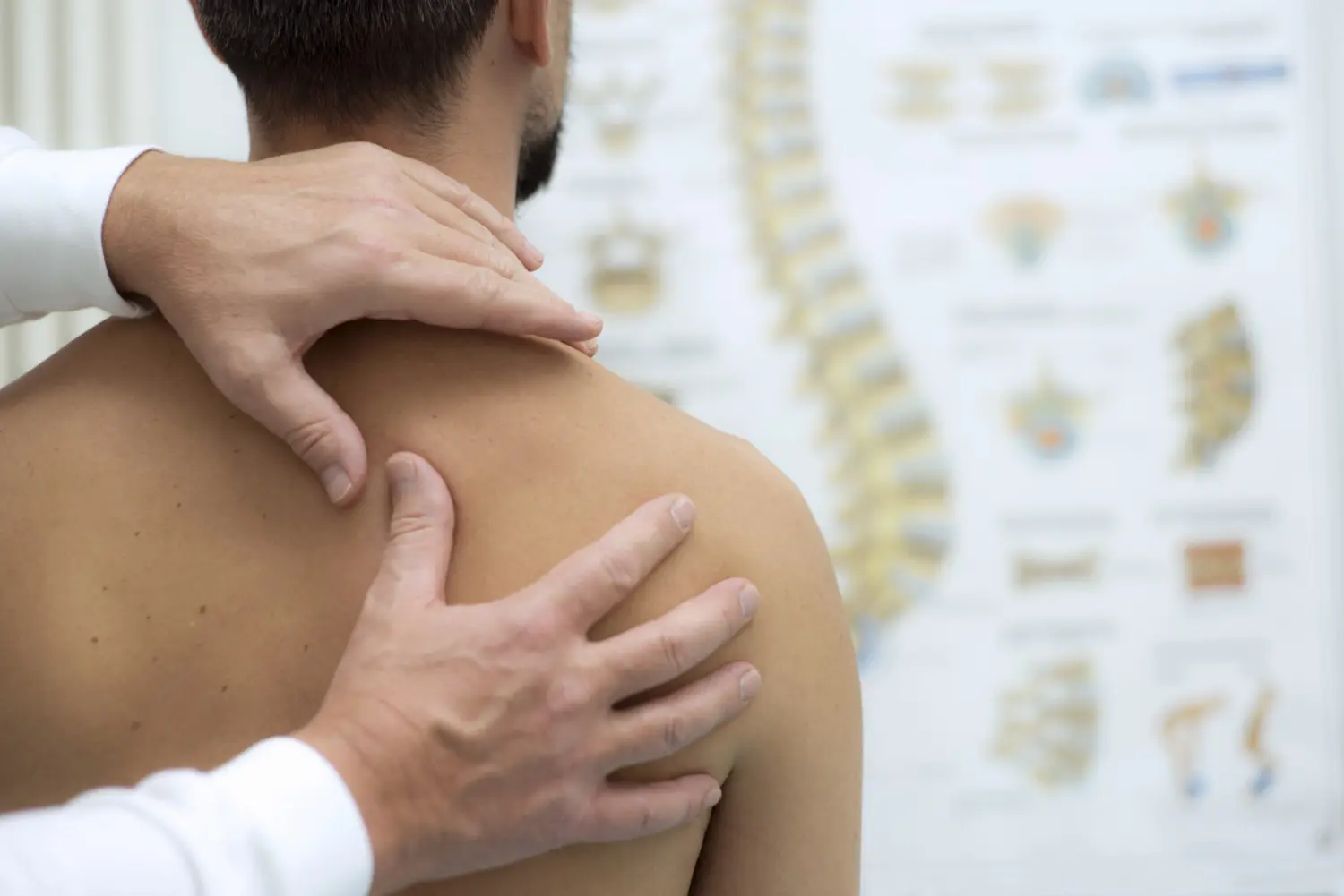 Medizinische Untersuchung der Schulter in einem Physiotherapiezentrum 
