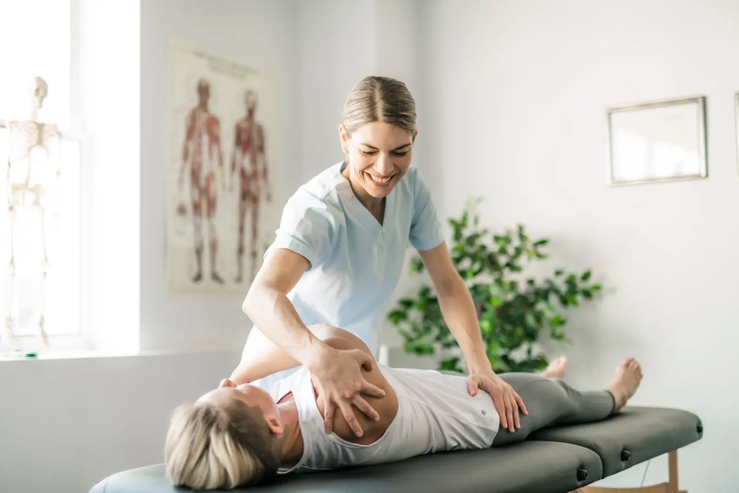 Eine moderne Rehabilitations-Physiotherapeutin mit einer Kundin 